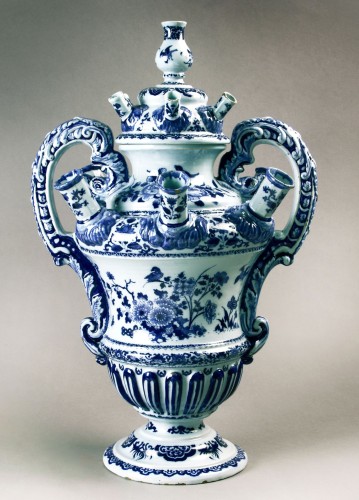 Bloemhouder met blauwwit decor van Chinese motieven